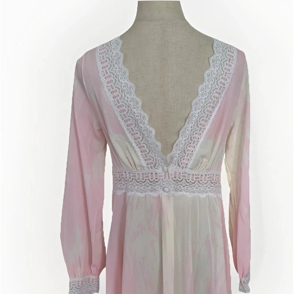 Vtg Miss‎ Elaine Long Nightgown Robe Low Back Lace